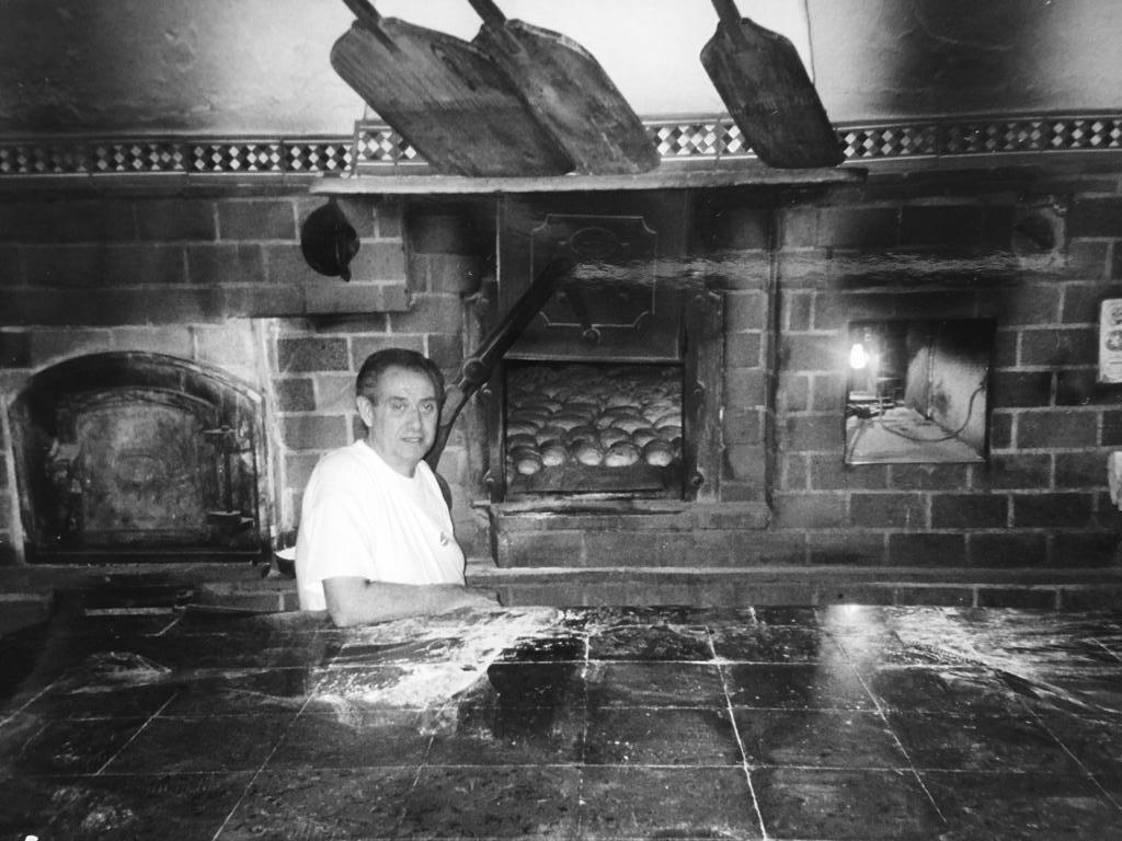 Segunda generación, fornero ante el horno de leña en Inca